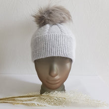 Lataa kuva Galleria-katseluun, Lämmin neulospipo muhkealla tupsulla. Tupsu on kiinni neppari kiinnityksellä.  Materiaali: 70% viskoosi, 20% angora, 5% cashmere, 5% elastaani  Tupsu on tekokarvaa.
