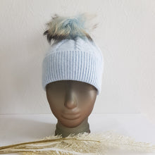 Lataa kuva Galleria-katseluun, Lämmin neulospipo muhkealla tupsulla. Tupsu on kiinni neppari kiinnityksellä.  Materiaali: 70% viskoosi, 20% angora, 5% cashmere, 5% elastaani  Tupsu on tekokarvaa.

