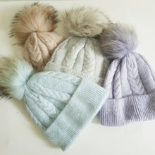 Lataa kuva Galleria-katseluun, Lämmin neulospipo muhkealla tupsulla. Tupsu on kiinni neppari kiinnityksellä.  Materiaali: 70% viskoosi, 20% angora, 5% cashmere, 5% elastaani  Tupsu on tekokarvaa.
