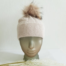 Lataa kuva Galleria-katseluun, Lämmin neulospipo muhkealla tupsulla. Tupsu on kiinni neppari kiinnityksellä.  Materiaali: 70% viskoosi, 20% angora, 5% cashmere, 5% elastaani  Tupsu on tekokarvaa.
