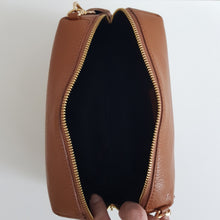 Lataa kuva Galleria-katseluun, Tyylikäs ADA nahkalaukku on uusi crossbody malli. Laukussa on kaunis nahkainen kantohihna, kapea säädettävä olkahihna, yksi iso tasku, vetoketjukiinnitys ja sisältä löytyy vetoketjullinen piilotasku.  Kullanväriset metalliosat.  Väri: konjakinruskea tai beige
