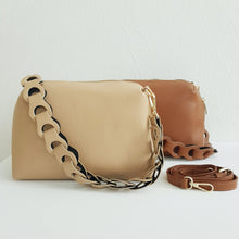 Lataa kuva Galleria-katseluun, Tyylikäs ADA nahkalaukku on uusi crossbody malli. Laukussa on kaunis nahkainen kantohihna, kapea säädettävä olkahihna, yksi iso tasku, vetoketjukiinnitys ja sisältä löytyy vetoketjullinen piilotasku.  Kullanväriset metalliosat.  Väri: konjakinruskea tai beige
