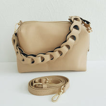 Lataa kuva Galleria-katseluun, Tyylikäs ADA nahkalaukku on uusi crossbody malli. Laukussa on kaunis nahkainen kantohihna, kapea säädettävä olkahihna, yksi iso tasku, vetoketjukiinnitys ja sisältä löytyy vetoketjullinen piilotasku.  Kullanväriset metalliosat.  Väri: konjakinruskea tai beige
