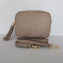 Lataa kuva Galleria-katseluun, ANGIE laukussa on säädettävä olkahihna ja vetoketjukiinnitys. Tupsukoriste toimii vetimenä. Erittäin suosittu crossbody malli.

Väri: beige

Materiaali: aito nahka

Koko: pituus 20 cm, korkeus 15 cm, syvyys 7 cm.

Kapea nahkahihna kullanvärisillä pistolukoilla,&nbsp;leveys 2 cm, säädettävä pituus 130 cm

Hoito-ohje: Voi suojata nahalle sopivalla suojausaineella ennen käyttöönottoa. Puhdistetaan kostealla liinalla.

Valmistettu Italiassa
