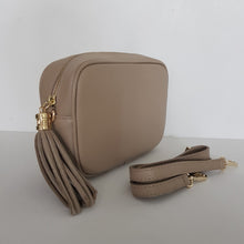 Lataa kuva Galleria-katseluun, ANGIE laukussa on säädettävä olkahihna ja vetoketjukiinnitys. Tupsukoriste toimii vetimenä. Erittäin suosittu crossbody malli.

Väri: beige

Materiaali: aito nahka

Koko: pituus 20 cm, korkeus 15 cm, syvyys 7 cm.

Kapea nahkahihna kullanvärisillä pistolukoilla,&nbsp;leveys 2 cm, säädettävä pituus 130 cm

Hoito-ohje: Voi suojata nahalle sopivalla suojausaineella ennen käyttöönottoa. Puhdistetaan kostealla liinalla.

Valmistettu Italiassa
