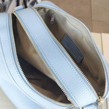 Lataa kuva Galleria-katseluun, CALINDA nahkalaukku säädettävällä olka-koristehihnalla. Uusi crossbody malli, jolla on tyyliä ja tilaa. Laukussa kaksi tilavaa taskua ja takana vetoketjullinen sivutasku. Sisältä löytyy myös vetoketjullinen sivutasku.
