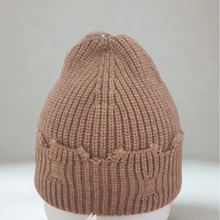 Lataa kuva Galleria-katseluun, CHARLIE on rohkea ja trendikäs beanie, jossa on juuri sopivasti asennetta. Pehmeä 100 % viskoosineulos tuntuu mukavalta päässä ja laskeutuu kauniisti ilman kutinaa. Koristeellisesti ”revitty” viimeistely tekee jokaisesta CHARLIE-piposta yksilöllisen ja antaa sille urbaanin, huolettoman ilmeen. Saatavana kuudessa upeassa sävyssä: lila, kirkkaansininen, turkoosi, vaaleansininen,  ruskea ja punainen.
