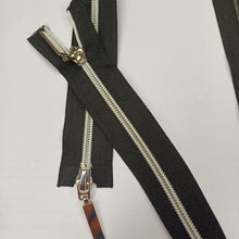 Lataa kuva Galleria-katseluun, Kaksilukkonen spiraali avovetoketju hopeilla muovihampailla ja tyylikkäillä vetimillä, kaksi pituutta 80 cm ja 100 cm . Hammas 6mm leveä. Vetoketju sopii pitkiin takkeihin, neuleisiin tai mekkoihin.
