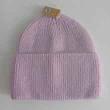 Lataa kuva Galleria-katseluun, Tyylikäs ja lämmin beanie pipo kääntöreunalla.  Materiaali: 60% angora,  30% villa, 10% viskoosi   Yksi koko: sopii kaiken kokoisille päille.  Hoito-ohjeet: käsinpesu
