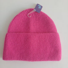 Lataa kuva Galleria-katseluun, Tyylikäs ja lämmin beanie pipo kääntöreunalla.  Materiaali: 60% angora,  30% villa, 10% viskoosi   Yksi koko: sopii kaiken kokoisille päille.  Hoito-ohjeet: käsinpesu
