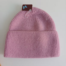 Lataa kuva Galleria-katseluun, Tyylikäs ja lämmin beanie pipo kääntöreunalla.  Materiaali: 60% angora,  30% villa, 10% viskoosi   Yksi koko: sopii kaiken kokoiselle päälle  Hoito-ohjeet: käsinpesu
