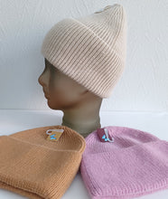 Lataa kuva Galleria-katseluun, Tyylikäs ja lämmin beanie pipo kääntöreunalla.  Materiaali: 60% angora,  30% villa, 10% viskoosi   Yksi koko: sopii kaiken kokoiselle päälle  Hoito-ohjeet: käsinpesu
