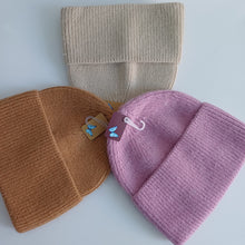 Lataa kuva Galleria-katseluun, Tyylikäs ja lämmin beanie pipo kääntöreunalla.  Materiaali: 60% angora,  30% villa, 10% viskoosi   Yksi koko: sopii kaiken kokoiselle päälle  Hoito-ohjeet: käsinpesu
