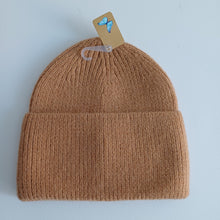 Lataa kuva Galleria-katseluun, Tyylikäs ja lämmin beanie pipo kääntöreunalla.  Materiaali: 60% angora,  30% villa, 10% viskoosi   Yksi koko: sopii kaiken kokoiselle päälle  Hoito-ohjeet: käsinpesu
