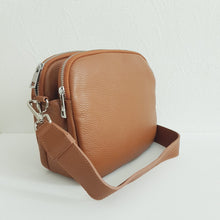 Lataa kuva Galleria-katseluun, ALEXA crossbody nahkalaukku hopeilla lukoilla ja koristehihnalla
