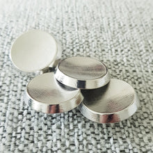 Lataa kuva Galleria-katseluun, Tyylikäs laseroitu Takin,-Jakun-nappia. Takaa onto jotta metallinappista tulee kevyempi.

Väri on kirkas hopea, pinta laseroitu koko 25mm.

reunan paksuus 4mm
