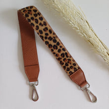 Lataa kuva Galleria-katseluun, Koristeellinen laukun hihna ruskealla nahkapäällä ja leopardi kuviolla.  Metalliosat hopea  Koko: pituus 61 cm, leveys 4 cm  Valmistusmaa Italia
