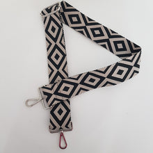 Lataa kuva Galleria-katseluun, Leveä koristeteellinen polyesteri/nahka hihna hopeilla pistolukoilla ja geometrisella printilla, leveys 4 cm, säädettävä pituus max 130cm

Hoito-ohje:&nbsp;Voi suojata nahal
