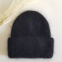 Lataa kuva Galleria-katseluun, Suloisen lämpöinen LUCY angora- ja villasekoitepipo leveällä kääntöreunalla.   Materiaali:  60% angora, 30% villa, 10% viskoosi.  Hoito-ohje: käsinpesu.
