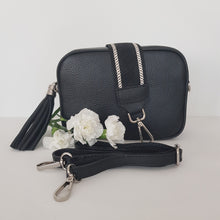 Lataa kuva Galleria-katseluun, ANGIE on kompakti mutta näyttävä crossbody, joka hurmaa ajattomalla muotoilullaan ja italialaisella laadulla. Laukussa on vetoketjukiinnitys ja kaunis tupsukoriste vetimenä. Sisällä on yksi tasku ja pieni avotasku sekä laadukas tekstiilivuorikangas. Tämä malli on yksi suosituimmista olkalaukuistamme – täydellinen arkeen ja juhlaan.
