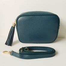 Lataa kuva Galleria-katseluun, ANGIE olkalaukku on aitoa nahkaa. Laukussa on kaksi säädettävää olkahihnaa ja vetoketjukiinnitys. Tupsukoriste toimii vetimenä. Suosittu crossbody malli.

Väri: petrooli


Koko: pituus 20 cm, korkeus 15 cm, syvyys 7 cm.

kapea nahkahihna kullanvärisillä pistolukoilla, leveys 2 cm, säädettävä pituus 130 cm

Hoito-ohje: Voi suojata nahalle sopivalla suojausaineella ennen käyttöönottoa. Puhdistetaan kostealla liinalla.

Valmistusmaa: Italia
