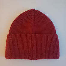 Lataa kuva Galleria-katseluun, Tyylikäs ja lämmin beanie pipo kääntöreunalla.  Materiaali: 60% angora,  30% villa, 10% viskoosi   Yksi koko: sopii kaiken kokoisille päille.  Hoito-ohjeet: käsinpesu
