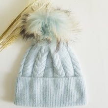 Lataa kuva Galleria-katseluun, Lämmin neulospipo muhkealla tupsulla. Tupsu on kiinni neppari kiinnityksellä.  Materiaali: 70% viskoosi, 20% angora, 5% cashmere, 5% elastaani  Tupsu on tekokarvaa.

