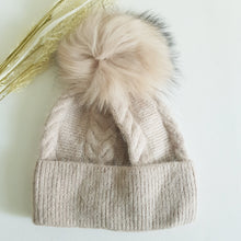 Lataa kuva Galleria-katseluun, Lämmin neulospipo muhkealla tupsulla. Tupsu on kiinni neppari kiinnityksellä.  Materiaali: 70% viskoosi, 20% angora, 5% cashmere, 5% elastaani  Tupsu on tekokarvaa.
