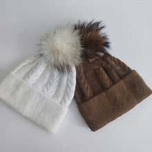Lataa kuva Galleria-katseluun, Lämmin neulospipo muhkealla tupsulla. Tupsu on kiinni neppari kiinnityksellä.  Materiaali: 70% viskoosi, 20% angora, 5% cashmere, 5% elastaani  Tupsu on tekokarvaa.  Hoito-ohje: käsinpesu.
