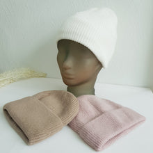 Lataa kuva Galleria-katseluun, Lämmin ja sopivan muhkea ALLIE beanie, jossa on pehmeä fleecevuori.  Erinomainen suoja kylmää vastaan.  Materiaali: 50% angora, 30% villa, 20% viskoosi.  Värit: valkoinen, roosa, ruskea
