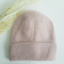Lataa kuva Galleria-katseluun, Lämmin ja sopivan muhkea ALLIE beanie, jossa on pehmeä fleecevuori.  Erinomainen suoja kylmää vastaan.  Materiaali: 50% angora, 30% villa, 20% viskoosi.  Värit: valkoinen, roosa, ruskea
