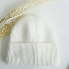 Lataa kuva Galleria-katseluun, Lämmin ja sopivan muhkea ALLIE beanie, jossa on pehmeä fleecevuori.  Erinomainen suoja kylmää vastaan.  Materiaali: 50% angora, 30% villa, 20% viskoosi.  Värit: valkoinen, roosa, ruskea
