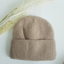 Lataa kuva Galleria-katseluun, Lämmin ja sopivan muhkea ALLIE beanie, jossa on pehmeä fleecevuori.  Erinomainen suoja kylmää vastaan.  Materiaali: 50% angora, 30% villa, 20% viskoosi.  Värit: valkoinen, roosa, ruskea
