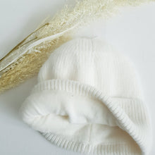 Lataa kuva Galleria-katseluun, Lämmin ja sopivan muhkea ALLIE beanie, jossa on pehmeä fleecevuori.  Erinomainen suoja kylmää vastaan.  Materiaali: 50% angora, 30% villa, 20% viskoosi.  Värit: valkoinen, roosa, ruskea
