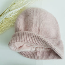 Lataa kuva Galleria-katseluun, Lämmin ja sopivan muhkea ALLIE beanie, jossa on pehmeä fleecevuori.  Erinomainen suoja kylmää vastaan.  Materiaali: 50% angora, 30% villa, 20% viskoosi.  Värit: valkoinen, roosa, ruskea
