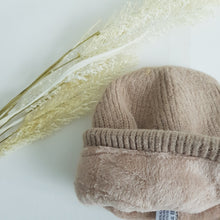 Lataa kuva Galleria-katseluun, Lämmin ja sopivan muhkea ALLIE beanie, jossa on pehmeä fleecevuori.  Erinomainen suoja kylmää vastaan.  Materiaali: 50% angora, 30% villa, 20% viskoosi.  Värit: valkoinen, roosa, ruskea
