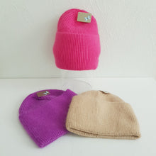 Lataa kuva Galleria-katseluun, Trendikäs, lämmin, pehmeä  ja joustava villasekoite beanie.  Pipossa leveä kääntöreuna mikä takaa hyvän istuvuuden.  Materiaali: 80% viskoosi, 20% villa.  Hoito-ohje: käsin pesu.

