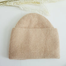 Lataa kuva Galleria-katseluun, Trendikäs, lämmin, pehmeä  ja joustava villasekoite beanie.  Pipossa leveä kääntöreuna mikä takaa hyvän istuvuuden.  Materiaali: 80% viskoosi, 20% villa.  Hoito-ohje: käsin pesu.

