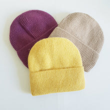 Lataa kuva Galleria-katseluun, Lämmin ja sopivan muhkea ALLIE beanie, jossa on pehmeä fleecevuori.  Erinomainen suoja kylmää vastaan.  Materiaali: 50% angora, 30% villa, 20% viskoosi.  Värit: violetti, keltainen, ruskea.
