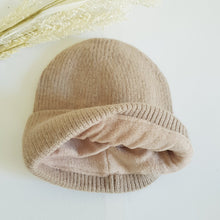 Lataa kuva Galleria-katseluun, Lämmin ja sopivan muhkea ALLIE beanie, jossa on pehmeä fleecevuori.  Erinomainen suoja kylmää vastaan.  Materiaali: 50% angora, 30% villa, 20% viskoosi.  Värit: violetti, keltainen, ruskea.
