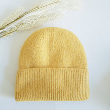 Lataa kuva Galleria-katseluun, Lämmin ja sopivan muhkea ALLIE beanie, jossa on pehmeä fleecevuori.  Erinomainen suoja kylmää vastaan.  Materiaali: 50% angora, 30% villa, 20% viskoosi.  Värit: violetti, keltainen, ruskea.
