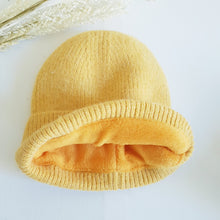 Lataa kuva Galleria-katseluun, Lämmin ja sopivan muhkea ALLIE beanie, jossa on pehmeä fleecevuori.  Erinomainen suoja kylmää vastaan.  Materiaali: 50% angora, 30% villa, 20% viskoosi.  Värit: violetti, keltainen, ruskea.
