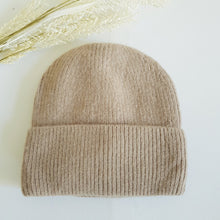 Lataa kuva Galleria-katseluun, Lämmin ja sopivan muhkea ALLIE beanie, jossa on pehmeä fleecevuori.  Erinomainen suoja kylmää vastaan.  Materiaali: 50% angora, 30% villa, 20% viskoosi.  Värit: violetti, keltainen, ruskea.
