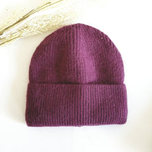 Lataa kuva Galleria-katseluun, Lämmin ja sopivan muhkea ALLIE beanie, jossa on pehmeä fleecevuori.  Erinomainen suoja kylmää vastaan.  Materiaali: 50% angora, 30% villa, 20% viskoosi.  Värit: violetti, keltainen, ruskea.
