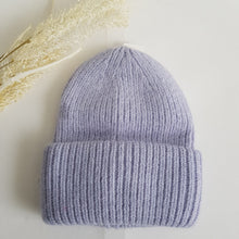Lataa kuva Galleria-katseluun, Lämmin ja  ajaton SELJA beanie pipo. Paksu kääntöreuna takaa hyvän istuvuuden päähän.  Pipo kimaltelee hennosti sekaan laitetun lurex-langan ansiosta.  Materiaali 60% angora, 30villa, 10% viskoosi

