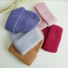 Lataa kuva Galleria-katseluun, Lämmin ja  ajaton SELJA beanie pipo. Paksu kääntöreuna takaa hyvän istuvuuden päähän.  Pipo kimaltelee hennosti sekaan laitetun lurex-langan ansiosta.  Materiaali 60% angora, 30villa, 10% viskoosi
