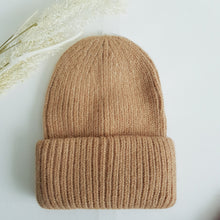 Lataa kuva Galleria-katseluun, Lämmin ja  ajaton SELJA beanie pipo. Paksu kääntöreuna takaa hyvän istuvuuden päähän.  Pipo kimaltelee hennosti sekaan laitetun lurex-langan ansiosta.  Materiaali 60% angora, 30villa, 10% viskoosi
