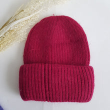 Lataa kuva Galleria-katseluun, Lämmin ja  ajaton SELJA beanie pipo. Paksu kääntöreuna takaa hyvän istuvuuden päähän.  Pipo kimaltelee hennosti sekaan laitetun lurex-langan ansiosta.  Materiaali 60% angora, 30villa, 10% viskoosi
