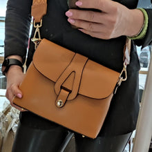 Lataa kuva Galleria-katseluun, Keskikokoinen AGATA nahkalaukku on ajaton crossbody malli omalla karakterillaan. Mukava ja laadukas, tyylikäs suljin, sisällä vetoketjullinen sivutasku ja säädettävä olkahihna.  Koko: pituus 25 cm, korkeus 19 cm, syvyys 9 cm  Hihna : max pituus 112 cm, leveys 1,5 cm  Materiaali: aito nahka  Valmistusmaa: Italia
