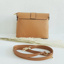 Lataa kuva Galleria-katseluun, Keskikokoinen AGATA nahkalaukku on ajaton crossbody malli omalla karakterillaan. Mukava ja laadukas, tyylikäs suljin, sisällä vetoketjullinen sivutasku ja säädettävä olkahihna.  Koko: pituus 25 cm, korkeus 19 cm, syvyys 9 cm  Hihna : max pituus 112 cm, leveys 1,5 cm  Materiaali: aito nahka  Valmistusmaa: Italia

